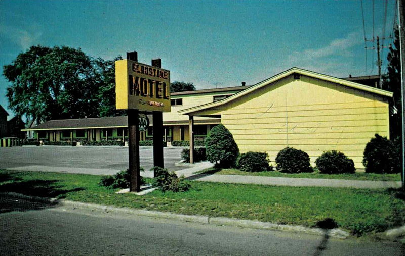 Gladstone Motel - Vintage Postcard (newer photo)